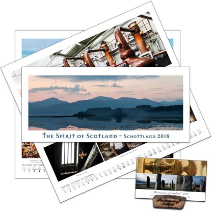 Heinz Fesl 2018er Panorama-Wand & Tischkalender Jubiläumsausgabe The Spirit of Scotland mit Präsentationsständer aus Single Malt Whisky-Fässern 1 Set